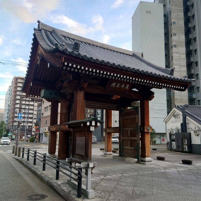 承天寺通りのシンボル的存在「博多千年門」