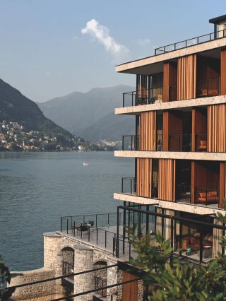 Breathtaking view by the lake como 🥰😍💖