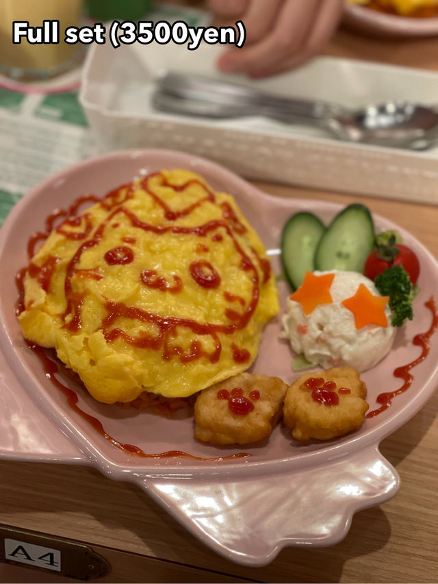 👑 Visiting a Maid Cafe in Japan 🇯🇵