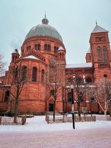 フランス】フレスコ画とステンドグラスが美しい教会⛪️ | Trip.com