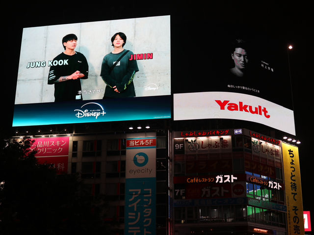 Shibuya Crossing at Night: Tokyo’s Electric Heartbeat