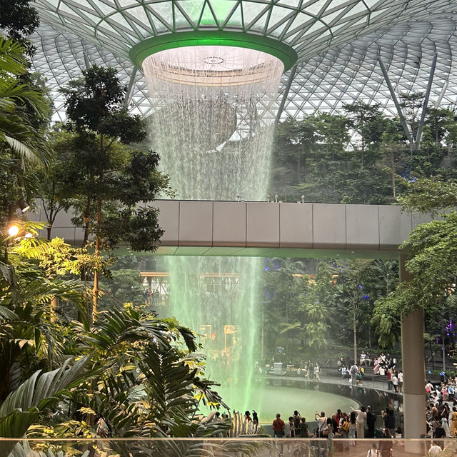 Singapore Unveiled: A Journey Through Modern Wonders & Hidden Gems
