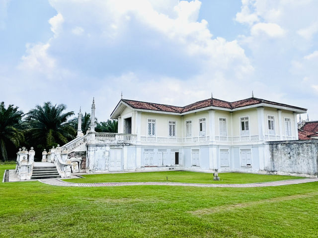 “Istana Bandar: Selangor’s Hauntingly Beautiful Royal Relic”