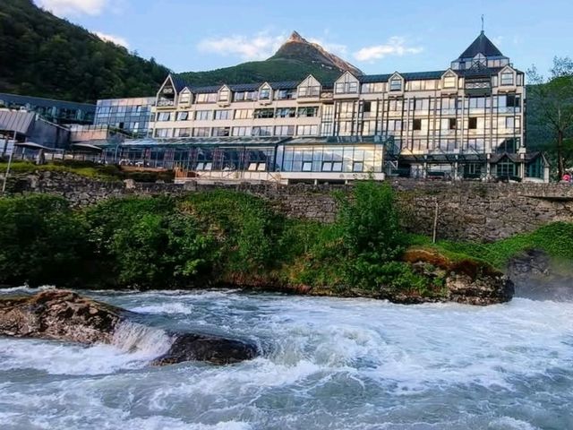 挪威峽灣旁的百年飯店 HOTEL UNION Geiranger