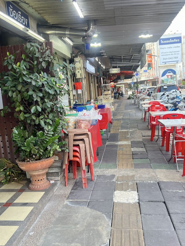 ร้านตามสั่งอร่อยโคราช  “ซ้อเรือง” มีดีที่หมูกรอบ🐷
