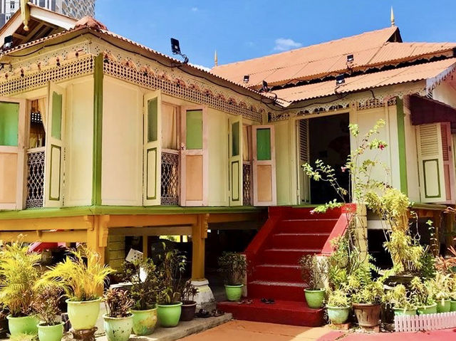 Melaka Madness: Trishaw Rides, Nyonya Feasts & the Time I Got Adopted by a Street Cat 🚲🍜🐱
