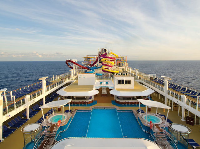 "Norwegian Breakaway: The Ship That’s Basically a NYC Party… But With More Sunscreen" 🗽🚢🌞
