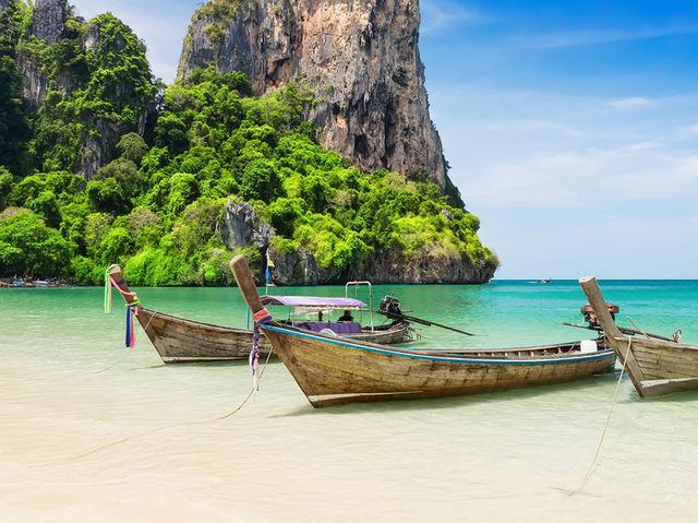 "Phuket in 3 Days: Secret Beaches, Spicy Pineapple & the Best Sunset of Your Life 🏝️🔥"  