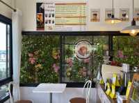 แวะจิบกาแฟที่ Sunrise Coffee House