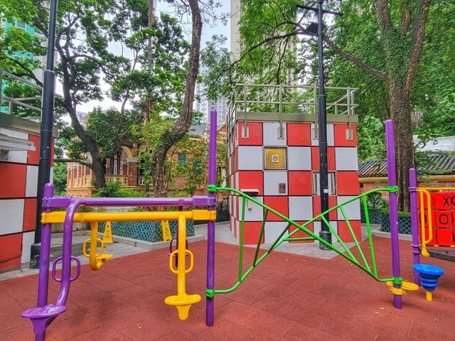🏰✨ 堅巷公園——半山中的奇幻隱世角落!🌳🎠   🏰✨ 堅巷公園——半山中的奇幻隱世角落!🌳🎠