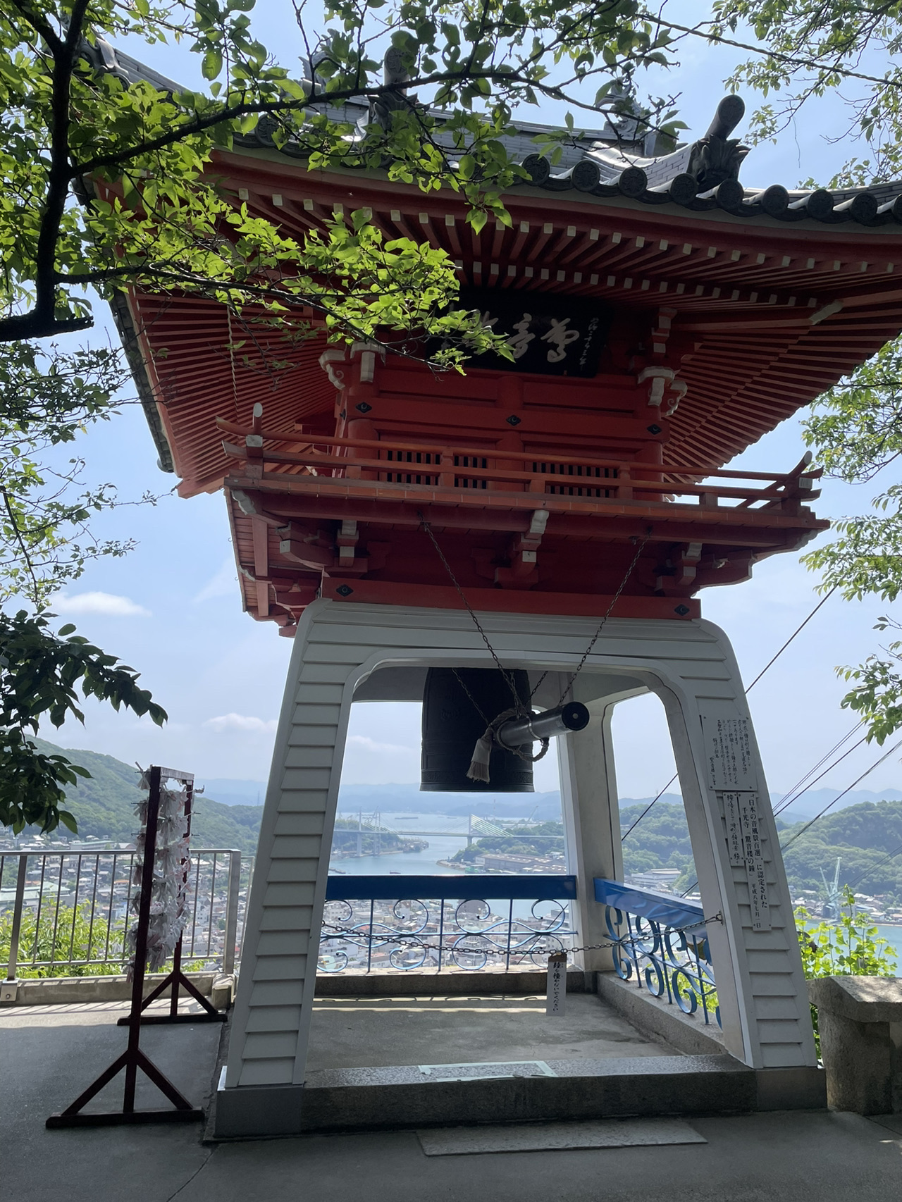 尾道大橋と千光寺を眺めながら風鈴の音を楽しむ