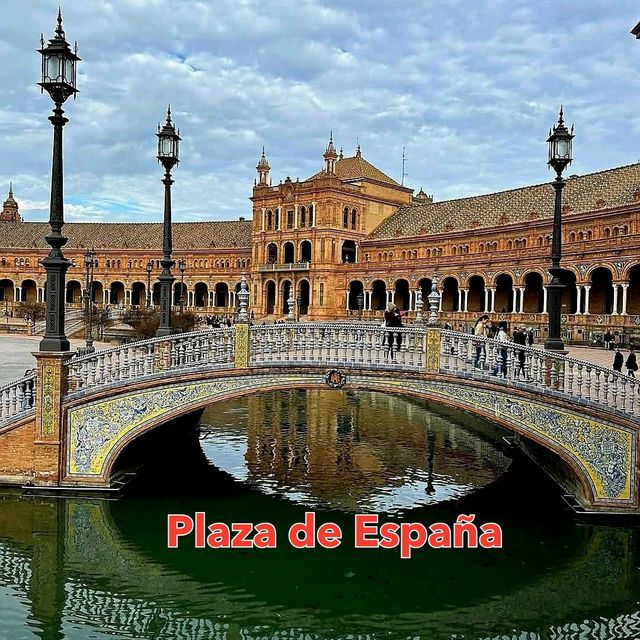 จตุรัสครึ่งวงกลม Plaza de España