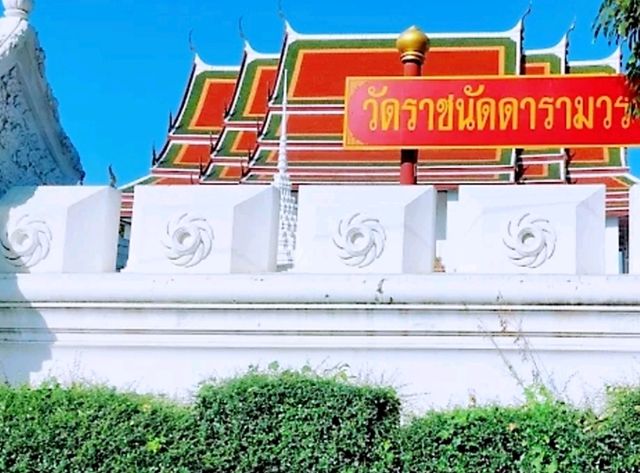 วัดราชนัดดารามวรวิหาร วัดที่มีโลหะปราสาทที่สวยงาม