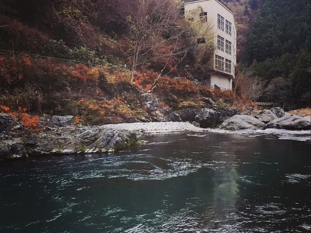 「東京近郊秘境｜御岳溪谷的紅葉與清流」 