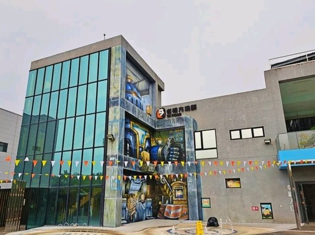 「老楊方城市」觀光工廠位於嘉義縣大林鎮，是一個專門介紹老楊方塊酥歷史和生產過程的場所。