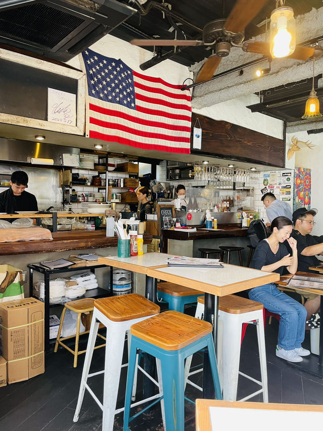 【神奈川県/辻堂　陽射しが入る明るい店内✨ハンバーガーが美味しいお店】