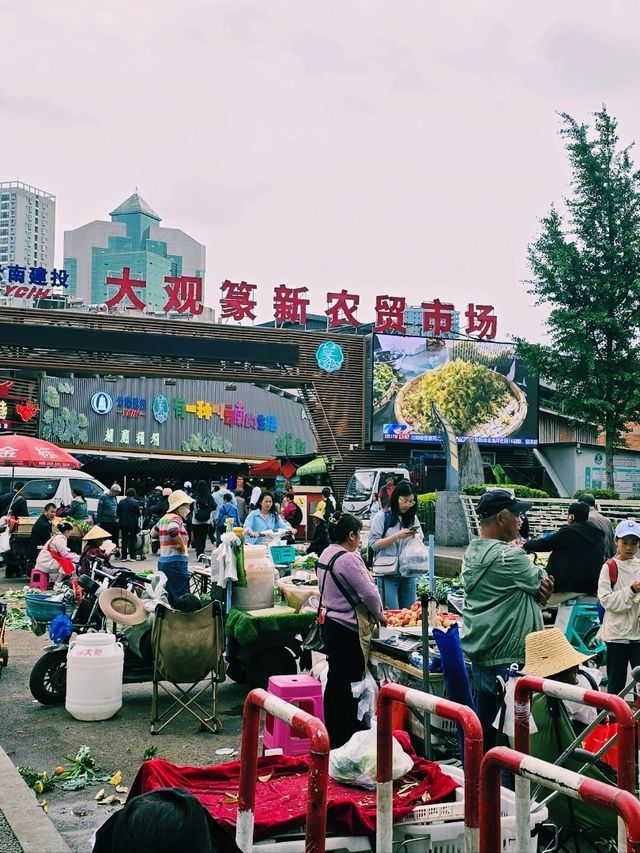 Go with an empty stomach to this market in Kunming