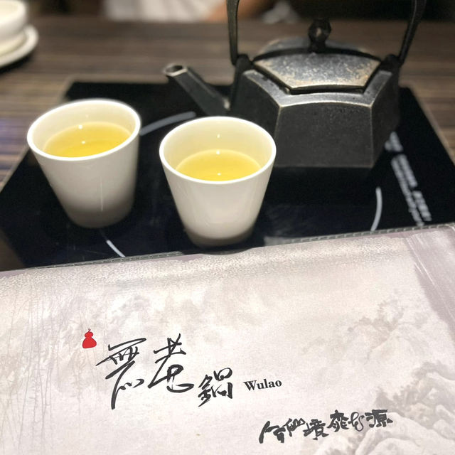 無限量添加的鴨血跟麪包豆腐 💕 麻辣雙拼火鍋好滋味-無老鍋