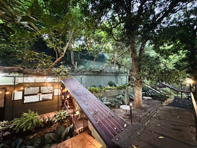 Chill by the Lake at Mealia Café