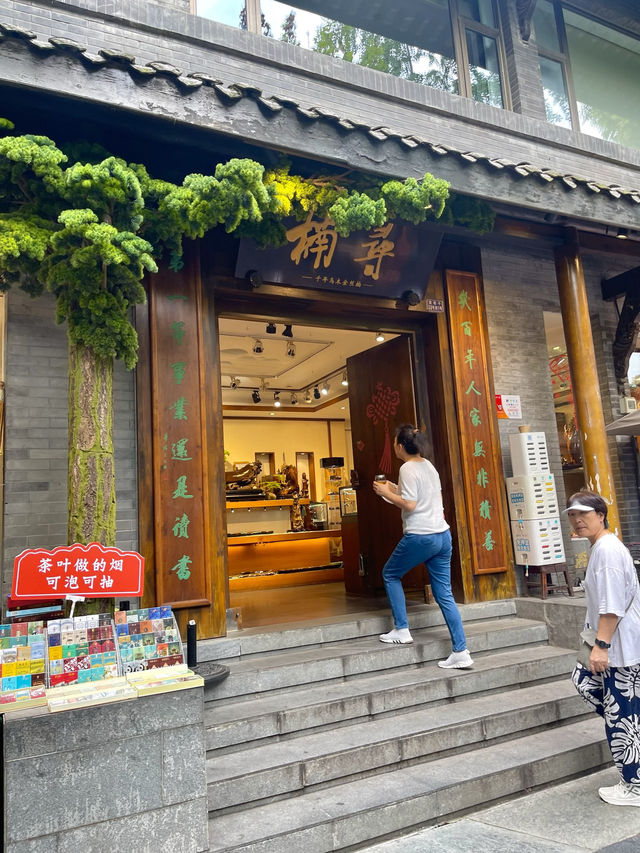 Chengdu in 72 Hours — Chill Vibes & Spicy Bites 🐼🌶️