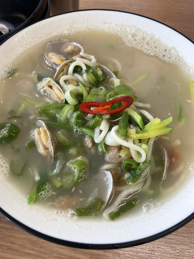 국물 한 숟갈에 마음이 놓이는 곳, 신창동 바칼칼국수 