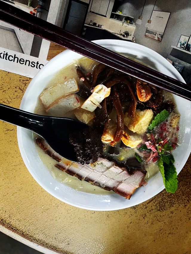 Sun, Spices & Surprises at Lee Huat Cafe – Penang’s Breakfast Treasure
