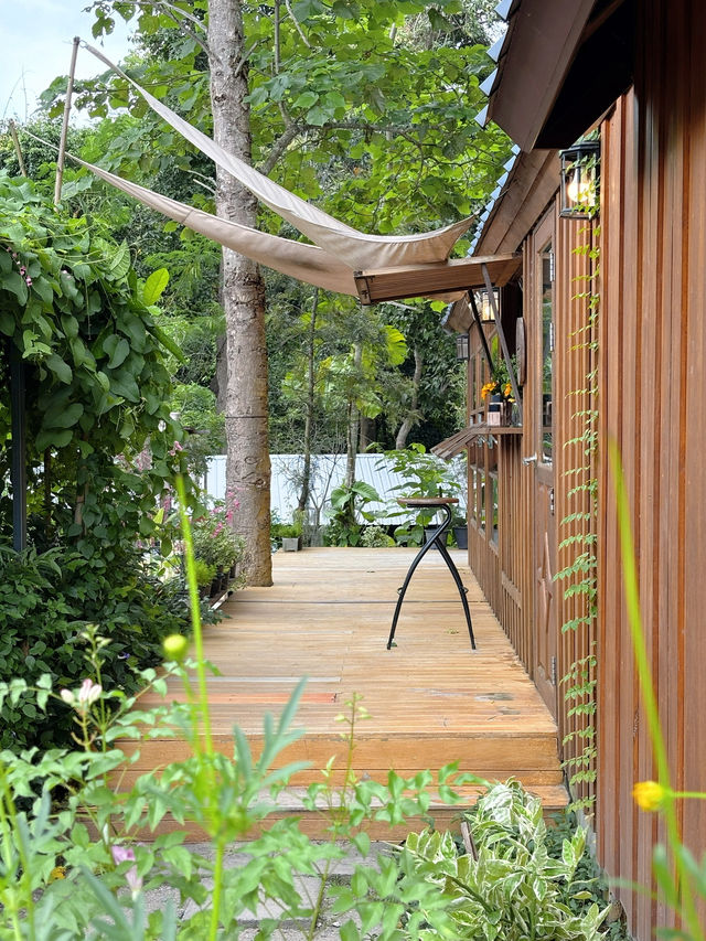 “ในสวนลับ”คาเฟ่ริมลำธารน้ำตก ใกล้เขาเขียว ชลบุรี