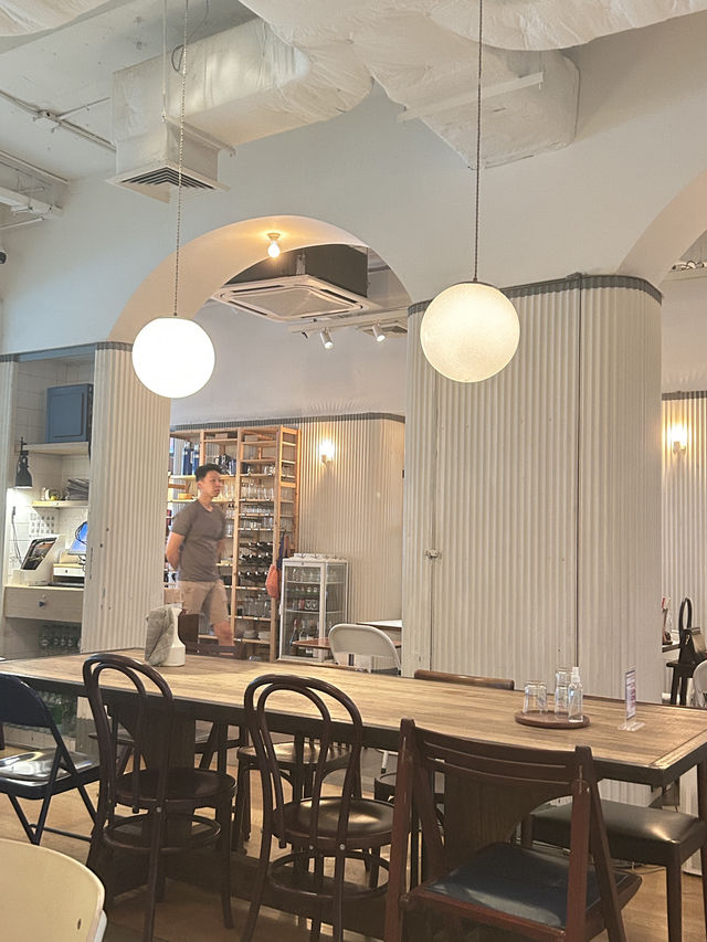 🥢✨ รีวิว Lonlon Local Diner – สาทร 🍽️🏮