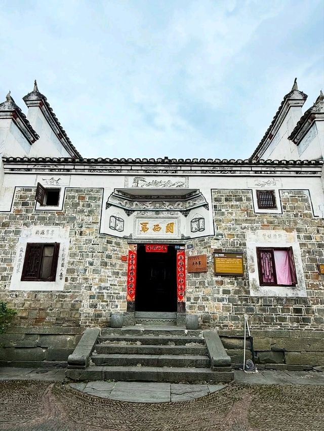 River Bends and Chill Streets in Zhenyuan Ancient Town