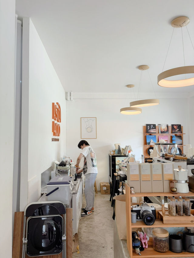 Iso 400 studio คาเฟ่มินิมอลแห่งสารคาม