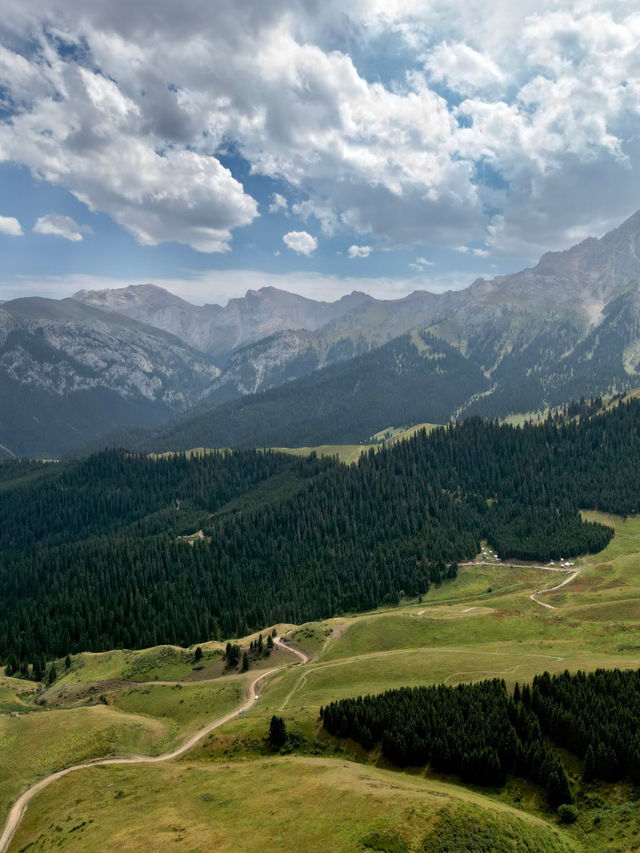 Mini Road Trip in Xinjiang: Yizhao Highway, Heavenly Horses & the Azure Lake
