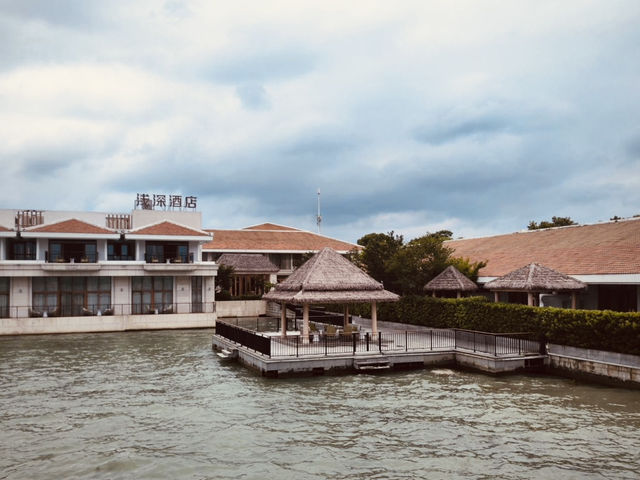A Photographer's Paradise at Jinji Lake, Day or Night A Photographer's Paradise at Jinji Lake, Day or Night