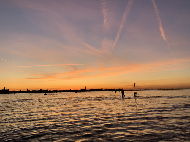 威尼斯運河貢多拉夕陽之旅|水城最浪漫的金色時光 🌅 威尼斯運河貢多拉夕陽之旅|水城最浪漫的金色時光 🌅