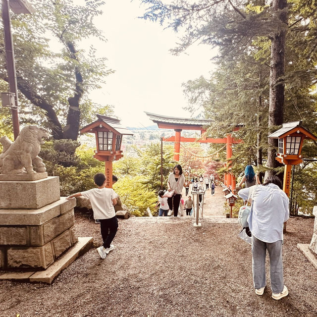 🏔「鳥居、五重塔與富士山同框，這就是日本最經典的風景。」