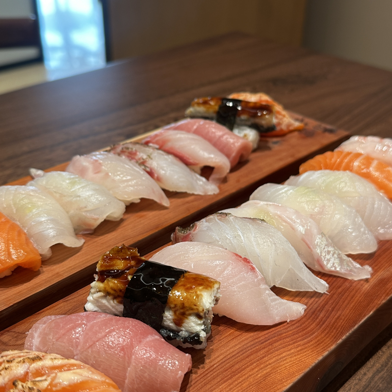 📍興陽路419號
赤升世家位於青島城陽區,是一家將日式料理的精緻優雅與匠人精湛技藝完美融合的餐廳。正如其名「赤升」(Akasheng)所寓意的溫暖紅色和「興隆」的寓意,餐廳的創立初衷是希望其口味和服務都能不斷提升。餐廳內部散發著獨特的日式簡約溫馨氛圍,天然木材和柔和的燈光營造出舒適而精緻的氛圍。
菜單以各種經典日式料理為主,包括壽司、刺身、蓋飯、烏龍麵和拉麵。餐廳選用時令食材及上等海鮮,確保食材新鮮。餐廳以提供熟成刺身、握壽司以及廚師推薦的當季壽司而聞名,即使是最挑剔的食客也能在這裡找到滿足。此外,我們對清潔和擺盤的細緻考究,確保菜餚不僅美味可口,更賞心悅目。
您還將體驗到阿卡盛世家標誌性的細緻服務。我們傾聽每位賓客的喜好,並為其量身定制菜單推薦,營造出安靜正式的氛圍,無論是團體聚會、商務聚餐還是家庭出遊,都非常適合。我們位於慶陽市中心,交通便利,是追求日式料理深度和優雅品味的賓客的理想之選,無需費心費力。歡迎光臨阿卡盛世家,感受日式料理的真誠情感。
#青島旅遊 #青島餐廳 #青島