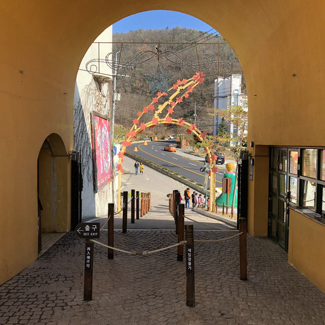 🚌 How to Visit Le Petit France on a Budget (No ITX Needed!) 🚌 How to Visit Le Petit France on a Budget (No ITX Needed!)