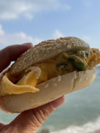 馬祖北竿｜芹壁家適民宿早餐：海風、石屋與在地滋味的清晨時光