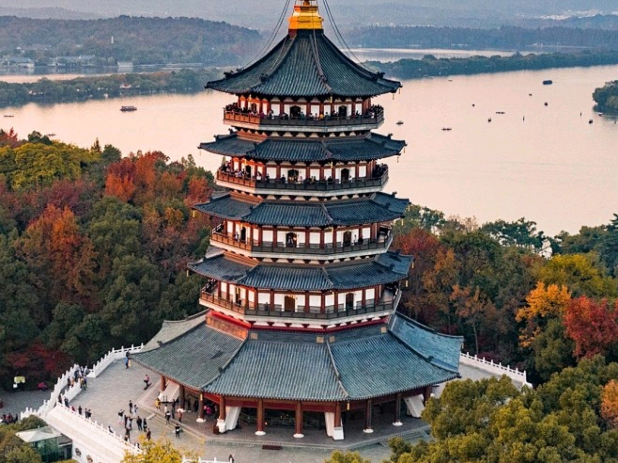 Hangzhou, Anji, Tonglu, and Tongxiang form a perfect loop for those who want to experience the charm of Jiangnan's landscapes, popular theme parks, night markets, and the slow-paced life of boutique homestays! This three-day, two-night itinerary includes family-friendly activities, adventure spots, cultural experiences, night market visits, afternoon tea at homestays, and live performances. If you're looking for a short trip that's both exciting and relaxing, just follow this route and you won't go wrong!

[Highlights of the Itinerary]  
Anji Hello Kitty Theme Park, Tonglu OMG Adventure Park, West Lake boat tour + "Enduring Memories of Hangzhou" water performance, night market food guide, and highly-rated boutique homestays. Suitable for families, couples, and friends, this itinerary is easy to follow even without driving!

[Recommended Attractions]

1. Anji - Hangzhou Hello Kitty Theme Park   
The world's largest Hello Kitty theme park! It's not just for kids; even adults will find their inner child here. The park is designed in dreamy pastel tones, with delightful afternoon tea spots and souvenir shops. The iconic Kitty bow photo spot is a must-visit. If you visit in summer (July 1 - August 31), the park stays open until 9 PM, allowing you to enjoy cooler evenings and night views. Local transportation or private car hire is very convenient.  
📍Address: No. 1 Angel Avenue, Anji County, Huzhou City, Zhejiang Province  
⏰Opening Hours: 10:00-17:00 or 10:00-21:00 (extended hours during summer/holidays)  
💸Ticket Price: 210 RMB  

2. Tonglu - OMG Adventure Park  
For thrill-seekers, this is the place to be! Located in the Chuiyun Tongtian River Scenic Area, it features forest-themed challenge courses and high-altitude experiences that are both exciting and safe. Perfect for team challenges with friends. Even if you don't try the extreme activities, the photo spots are worth it. Don't forget to try local snacks in Yaolin Town.  
📍Address: Chuiyun Tongtian River Scenic Area, Donglin Village, Yaolin Town, Tonglu County, Hangzhou City  
⏰Opening Hours: 08:00-18:30  
💸Ticket Price: 100 RMB  

3. Hangzhou - Comprehensive Guide to West Lake and Surroundings  
- West Lake Boat Tour: Start your day with a boat tour for a visual treat. Tickets can be purchased on-site; avoid peak holiday times for a better experience.  
- Impression West Lake "Enduring Memories of Hangzhou" Performance: A water stage show set against the West Lake nightscape. The experience is enhanced with front-row seats.  
📍Address: Opposite Yue Temple, No. 82 Beishan Road, West Lake Scenic Area  
- Lingyin Temple: Known for its vibrant incense offerings, it's best to book in advance or visit early to avoid crowds.  
- Qinghefang Street: A historic street offering authentic Hangzhou delicacies, pineapple cakes, and Longjing tea. It's quieter and more atmospheric in the evening.  
📍Address: No. 180 Hefang Street, Shangcheng District  
⏰Open Year-Round  
- Wulin Night Market: A variety of snacks and handmade crafts make it ideal for night strolls. Must-try items include stinky tofu and grilled squid.  
📍Address: Beishan Street  
⏰17:00-23:00  

4. Hangzhou Suburbs and Wuzhen in Tongxiang  
Homestays: This trip includes stays at "Hangzhou Yue Shang Yun She," "Ru Ye Glass House," and "West Lake Tea Fragrance Li She," all of which boast excellent design and surroundings, offering West Lake views and afternoon tea. Wuzhen homestays are perfect for leisurely walks, with beautiful nighttime lighting in the ancient town. Don't miss Shanghai-style green onion pancakes and Wuzhen lamb noodles in the morning and evening. Most homestays include breakfast, which is clean and unique.

[Practical Tips]  
- For city transportation, a combination of metro and ride-hailing services is time-efficient. For Anji and Tonglu, consider private car hire or direct buses for hassle-free travel.  
- It's best to visit Hello Kitty Theme Park in the morning when it's less crowded for photos. Bring sunscreen hats and snacks for kids.  
- Wear sports shoes for OMG Adventure Park. Some attractions may require queuing; avoid weekends for a smoother experience.  
- The West Lake water performance may adjust schedules in case of rain; check the official website or ticketing updates.  
- Reserve evening time for Qinghefang Street and Wulin Night Market to savor local snacks.  
- Homestays often require advance booking during peak seasons, and some may need real-name verification.