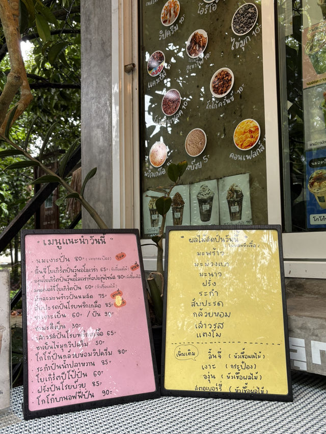 ☕🌿 “น้องแคทคาเฟ่” มุมสงบกลางฝนในอำเภอพรหมคีรี 🌧️