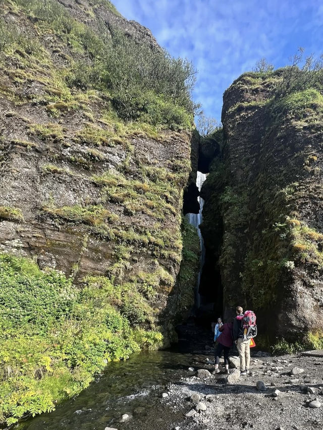 冰島隱藏版瀑布!Gljúfrabúi峽谷探秘 🚶♂️🌊 11月南岸打卡必去 冰島隱藏版瀑布!Gljúfrabúi峽谷探秘 🚶♂️🌊 11月南岸打卡必去