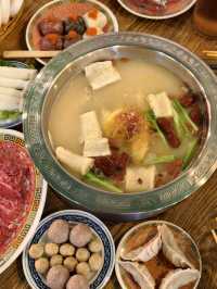 七十年代風裝修火鍋店，抵食二人套餐