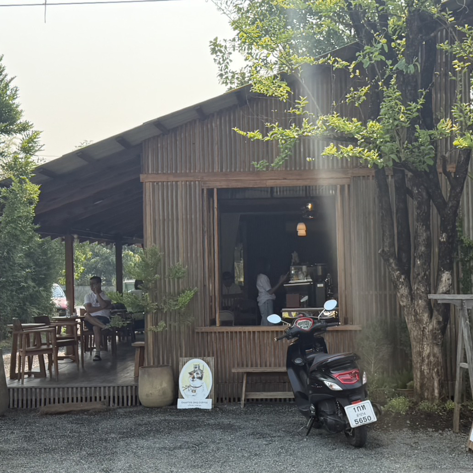 チェンマイの「Chapter 2WO」で、線路沿いでのんびりコーヒータイム