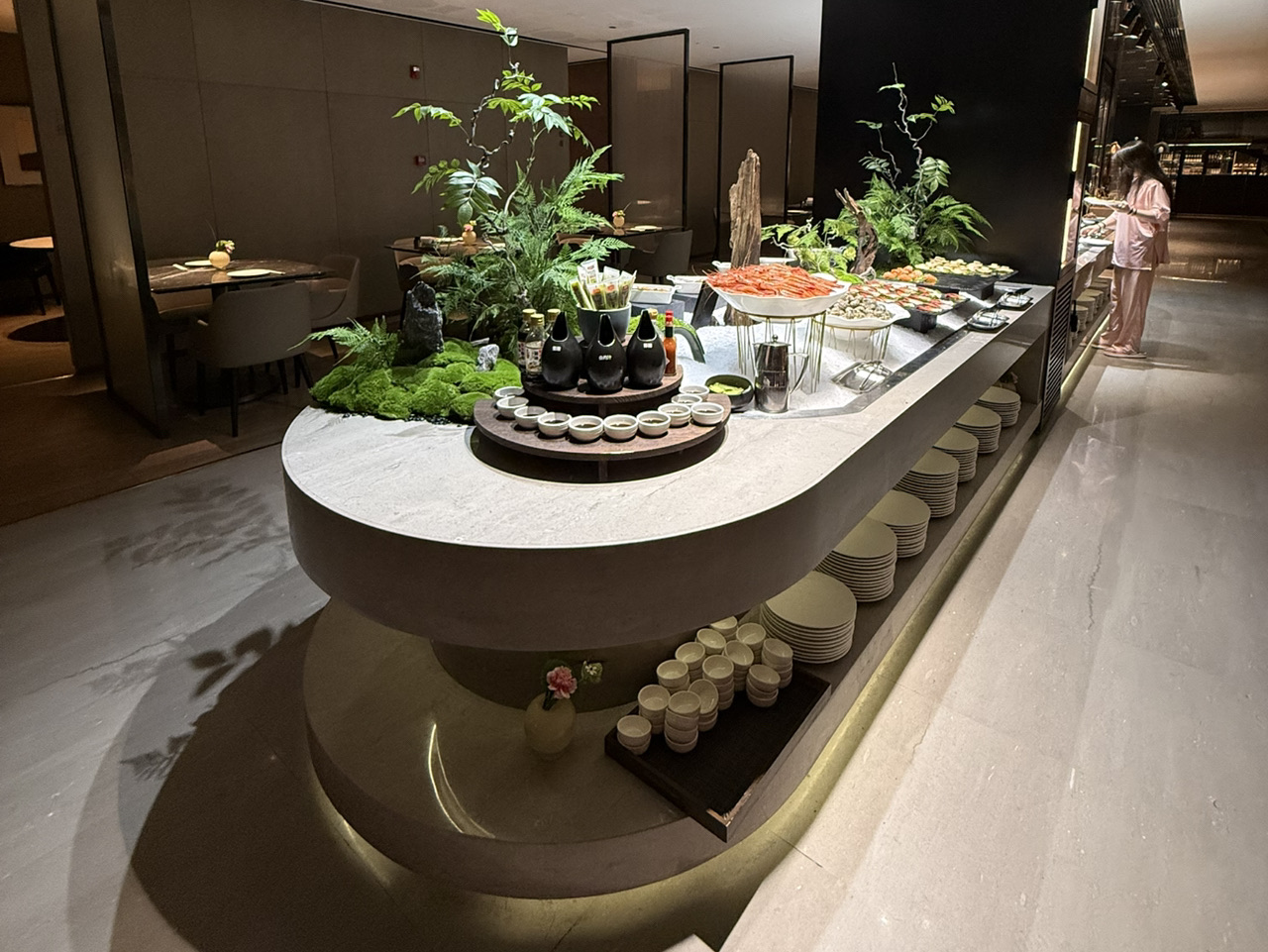👉 Salah satu kejutan terbesar buat kami selama di China?  
Budaya bathhouse & spa di sini benar-benar sebuah PENGALAMAN yang lengkap 🇨🇳✨

Bukan sekadar "pijat terus pulang."

Orang-orang betah berlama-lama di sini sampai berjam-jam:  
🧖 kolam renang & berendam  
🔥 sauna  
 Ramen 🍜 food court  
💤 area tidur  
💆 berbagai perawatan  
☕ ruang teh & area relaksasi

Setelah beberapa minggu keliling China, inilah panduan wellness Beijing terbaru versi kami — dimulai dengan favorit kami sejauh ini 👀

⭐ 1. Rekomendasi UTAMA kami di Beijing

💎 Beijing Lanting Spa

📍 Beijing

Ini spa yang kami kunjungi bulan April lalu — dan jujur, ini jadi salah satu pengalaman recovery favorit selama trip di China ✨

Kenapa kami suka:  
🧖 kompleks modern yang sangat luas  
✨ interior yang estetis  
💺 area santai & tidur  
🍜 makanan di dalam - ADA KAVIAR HITAM SEPUASNYA (Unlimited!)  
💆 pijat & perawatan spa  
🌙 pas banget dikunjungi setelah penerbangan panjang atau seharian jalan kaki

Suasananya terasa jauh lebih mewah dan rileks dari yang kami bayangkan.

💡 Sangat direkomendasikan jika:  
· Kamu sampai dengan kondisi lelah sehabis terbang  
· Sedang transit lama  
· Lagi menyesuaikan diri dengan jet lag di China  
· Butuh "reset day" di tengah perjalanan

💰 ~$25–60+ tergantung jenis perawatan  
⏱ Bisa menghabiskan waktu 4–10 jam

Kami punya postingan khusus soal spa ini! Yuk cek 🙌

🔥 2. Pengalaman lokal yang ikonik

🧖‍♂️ Beijing No.9 Hot Spring Club

📍 Distrik Chaoyang, Beijing

Yang perlu diketahui:  
· Kompleks yang sangat besar  
· Ada kolam, sauna, makanan, hingga area tidur  
· Suasana sangat lokal  
· Gak terlalu "estetik mewah," tapi lebih ke budaya bathhouse Beijing yang autentik

💰 ~$25–50  
⏱ 4–10 jam

✨ 3. Estetik bersih & pemulihan

🧘‍♀️ Dragonfly Therapeutic Retreat

📍 Beberapa lokasi (Sanlitun / Dongsi / Liangmaqiao)

Yang perlu diketahui:  
· Pijat profesional  
· Interior minimalis yang menenangkan  
· Booking-nya gampang  
· Ramah buat turis (English-friendly)

💰 $40–100  
⏱ 60–90 menit

🛁 4. Kompleks bathhouse lokal yang besar

🌊 Shui Yi Fang

📍 Distrik Chaoyang, Beijing

Yang perlu diketahui:  
· Banyak kolam & sauna  
· Area relaksasi yang luas  
· Populer di kalangan warga lokal  
· Lebih terasa autentik dibanding mewah

💰 $20–40  
⏱ 3–8 jam

🍵 5. Suasana wellness tradisional China

🌿 Yuan Qi Spa

📍 Beijing

Yang perlu diketahui:  
· Menggunakan teknik tradisional China  
· Pengalaman yang lebih tenang dan santai  
· Fokus pada pemulihan mendalam

💰 $50–120  
⏱ 1–2 jam

🤍 Jujur saja, bathhouse jadi salah satu highlight tak terduga selama kami traveling di China.

Bukan cuma soal pijatnya — tapi karena tempat-tempat ini benar-benar bisa jadi bagian dari rutinitas perjalanan dan pemulihan fisik kamu ✨

📌 Simpan postingan ini buat trip kamu ke Beijing nanti.

Apalagi kalau kamu tipe traveler aktif yang butuh tempat "charge" energi di antara jadwal pesawat, kereta, atau setelah jalan kaki 20 ribu langkah sehari 😅
