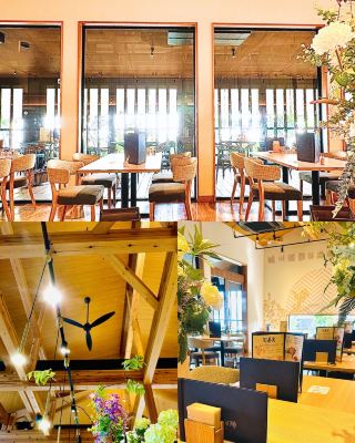 This time, we visited "Kajitsuya Coffee Chofu Jindaiji Store" 🍑 This is a very popular cafe where you can enjoy sandwiches made with carefully selected seasonal fruits and homemade bread, as well as their carefully brewed coffee.

This visit was for their morning menu. There were about three options, but I ordered the popular plate 🍽️ It came on one plate with a sandwich, salad, and soup, and a drink was also included ✨ My impression was that the sandwich bread was fluffy and soft, the cream was not too sweet and had a light texture, allowing me to fully enjoy the fruit inside 🥭 The fruit was packed in tightly, and I could really taste its freshness and sweetness 🥝 The shrimp 🦐 in the vegetable salad were plump, soft, cold and fresh, and the dressing was delicious, so the vegetables disappeared quickly 🥗
The gazpacho was cold, and the flavors of tomato 🍅 and watermelon 🍉 came through directly, with a harmonious balance of acidity and sweetness, making it light and delicious! The shop's atmosphere was fantastic; you could feel the warmth of the wood, the ceilings were high and spacious, the windows were large, and there was even a terrace where you could enjoy the view while you ate. [Fruit Shop Coffee Chofu Jindaiji Branch] 📍1-1-1 Jindaiji Higashimachi, Chofu City, Tokyo 182-0012 ☎️042-452-8868 ⏰8:00〜18:00 💴¥1,000〜¥2,000 🅿️Free parking available 💳Credit card, barcode payment, e-money, cash
#FruitShopCoffee #JindaijiCafe #FruitSandwich #ChofuCafe #Cafe
