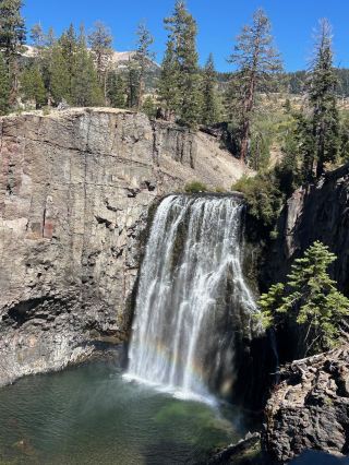 จาก Devils Postpile สู่ Rainbow Falls: เส้นทางเดินป่าในเทือกเขาเซียร์ราตะวันออก