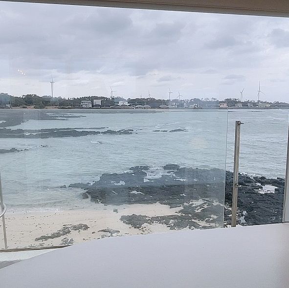 제주 구좌읍 바다를 마주한 감성카페“비수기애호가”