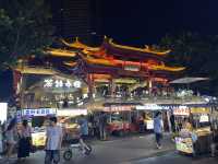 白天的茶樓、夜晚的酒吧、九眼橋酒吧街的節奏