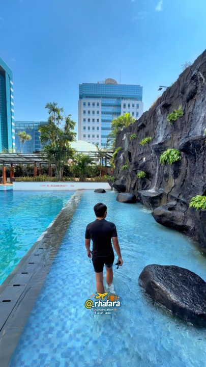 Fasilitasnya selengkap itu dan mewah lagi! Udh ada kolam renang yang luas dgn air terjun, ada jacuzzi air hangat, sauna, steam & gym yang super lengkap ✨

Buat kamarnya udh ada bathtub, bisa nikmatin city view jakarta juga, dan udh include breakfast! Apalagi breakfastnya tuh juara banget loh😍

Ini di Menara Peninsula Hotel ya

#menarapeninsulahotel #hoteljakarta #staycationjakarta #explorejakarta #wisatajakarta