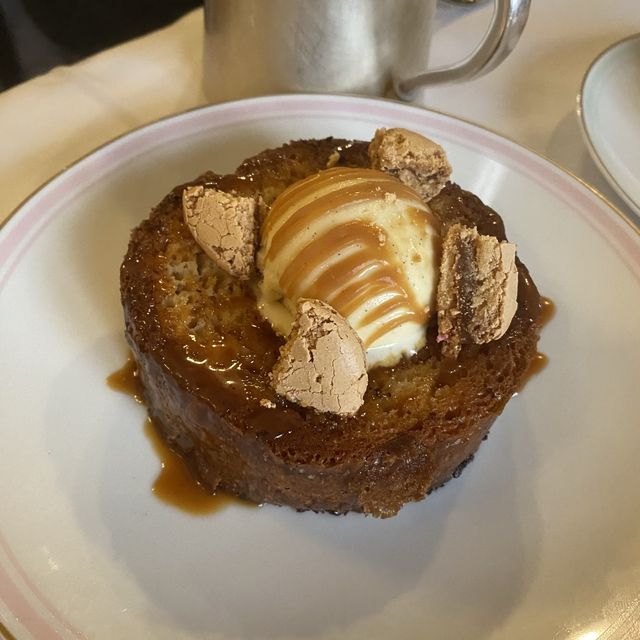 シャンゼリゼ通りのラデュレでランチ！