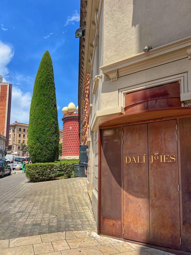 Daytrip to Dalí Museum 👨🏻‍🎨 in Figueres